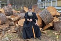 БОЛЬШЕ ТРУДИСЬ, ТРУДЯЩЕМУСЯ НЕКОГДА ГРЕШИТЬ