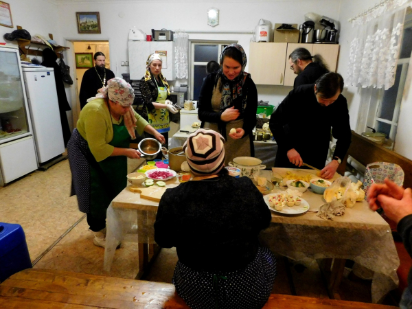 В Актайском скиту прихожане храма провели масленичные состязания  *Кулинарный поединок*