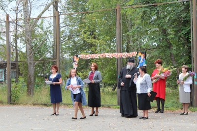 В день знаний школам-победительницам в спортивном турнире *Русский силомер* вручили кубки и медали