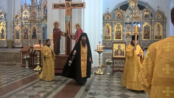 Праздничная Литургия в честь иконы Божией Матери Казанская совершена в Крестовоздвиженском соборе