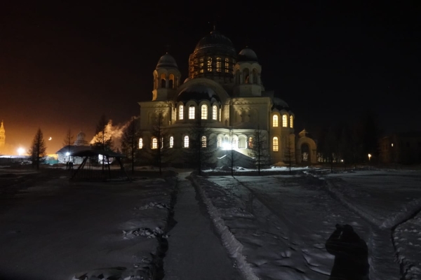 Вечернее небо над монастырём