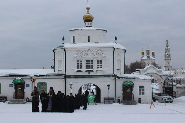 16 февраля - престольный праздник Симеоно-Аннинской надвратной церкви