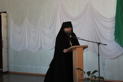 С приветственным словом к участникам Регионального этапа Международных Рождественских чтений обратился наместник Свято-Николаевского монастыря игумен Иероним (Миронов)