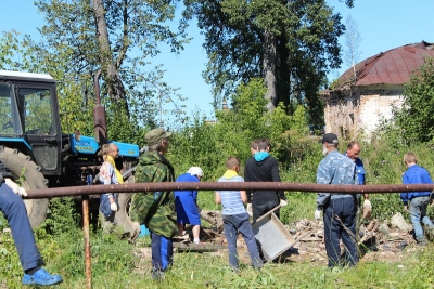 Всем миром православные навели порядок в заброшенных храмах