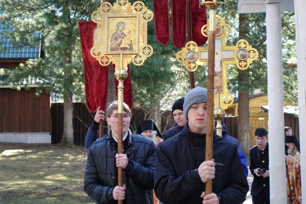 Крестный ход на праздновании в честь иконы Божией Матери «Живоносный источник» в Актайском скиту монастыря