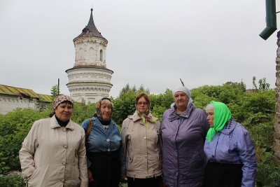 Пенсионеры группы дневного пребывания Комплексного центра социального обслуживания населения помогли монастырю в заготовке овощей