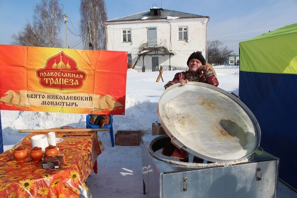 Самые большие блины  на Урале испекли в Верхотурье по благословению наместника Свято-Николаевского монастыря игумена Лавра