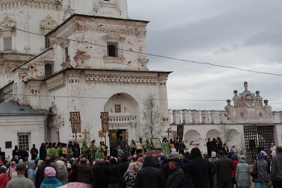Общенародные торжества в Праздник Святой Троицы: Божественная Литургия, Крестный ход, Казачьи гуляния