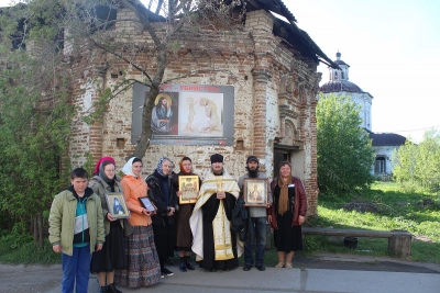 В День защиты детей в Верхотурье прошли акции *ЗА ЖИЗНЬ* - крестный ход с иконой Убиенных Младенцев и установка баннеров *СТОП-АБОРТ*