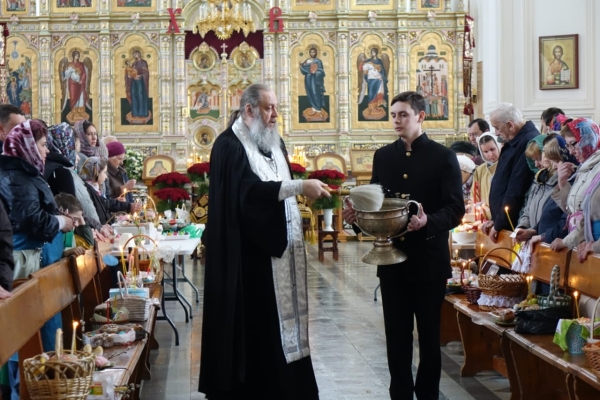 Освящение куличей и яиц в Крестовоздвиженском соборе нашего монастыря