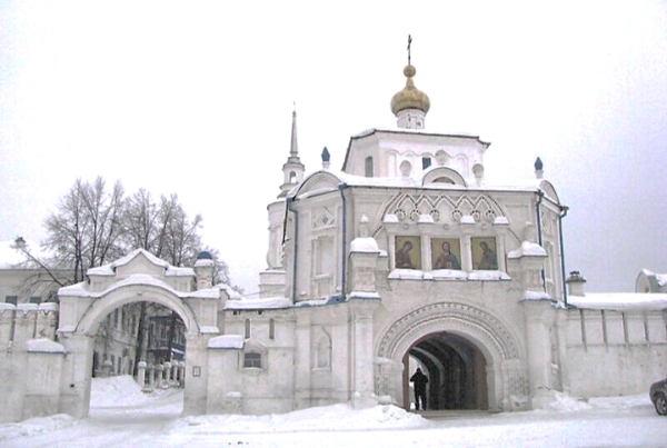Божественная литургия в старинном надвратном Симеоно-Анненском храме монастыря