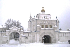 Божественная литургия в старинном надвратном Симеоно-Анненском храме монастыря