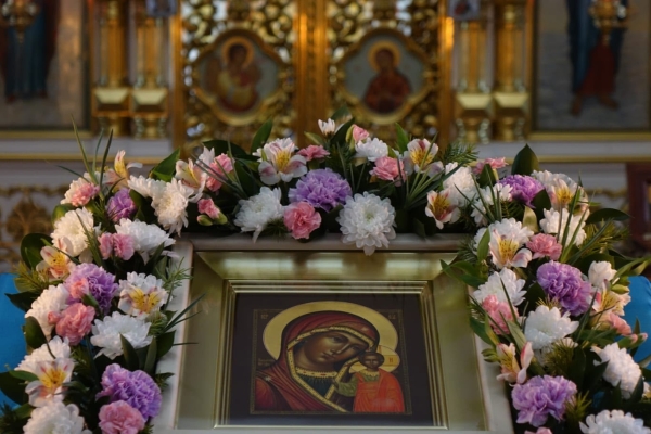 Божественная литургия на празднование иконе Казанской Божией Матери