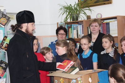 Акция *Подари православную книгу детям* прошла в Верхотурском благочинии