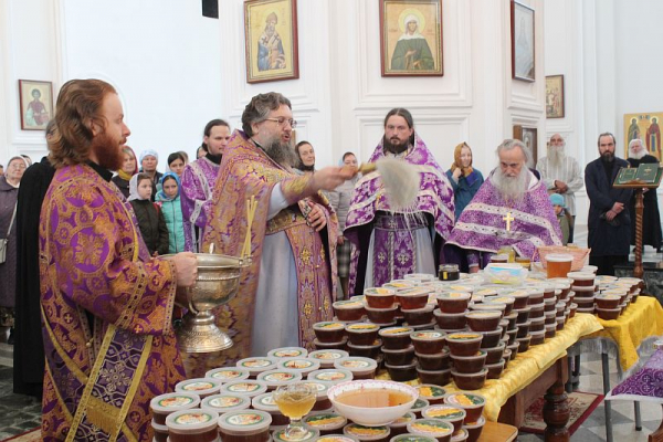 Освящение меда в день начала Успенского поста