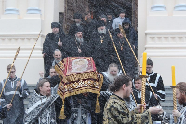 Вынос Плащаницы и Крестный ход вокруг Крестовоздвиженского собора