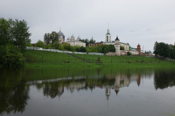 Обитель на берегу пруда