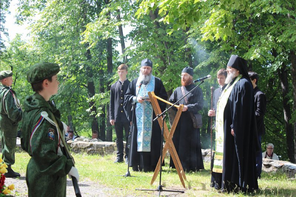 Лития в День памяти и скорби у Памятника погибшим воинам