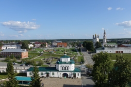 Центр города Верхотурье с колокольни Преображенского собора. Знойный вечер.