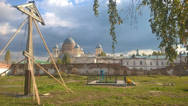 Поклонный крест установлен на месте монастырской кладбищенской церкви в честь мученика Неофита