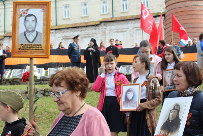 Митинг в День Победы у стен Свято-Николаевского монастыря у памятника погибшим солдатам
