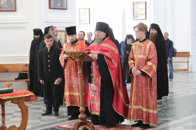 Панихида о погибших воинах в Крестовоздвиженском соборе в День Победы.
