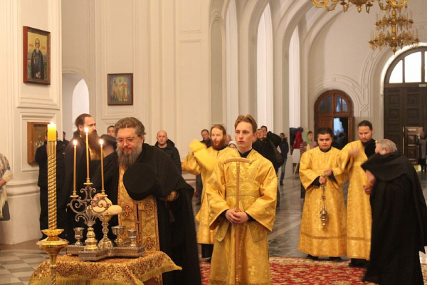 Богослужение в день памяти мучеников Платона и Романа в Крестовоздвиженском соборе.