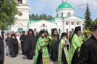 В День Святой Троицы в Верхотурском Свято-Николаевском монастыре была отслужена Божественная Литургия и состоялся многочисленный крестный ход к Свято-Троицкому собору