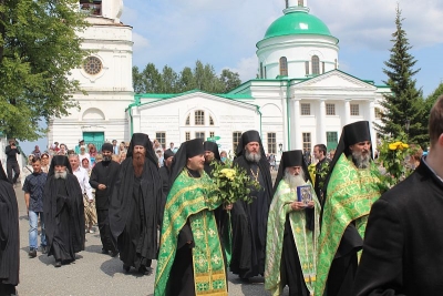 В День Святой Троицы в Верхотурском Свято-Николаевском монастыре была отслужена Божественная Литургия и состоялся многочисленный крестный ход к Свято-Троицкому собору