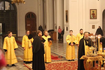 Вечернее богослужение в Крестовоздвиженском соборе 31 октября.