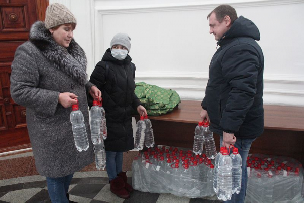 Крещенская вода - в каждый дом! Социальная служба организовала доставку святой воды ветеранам и людям с ограниченными возможностями здоровья.