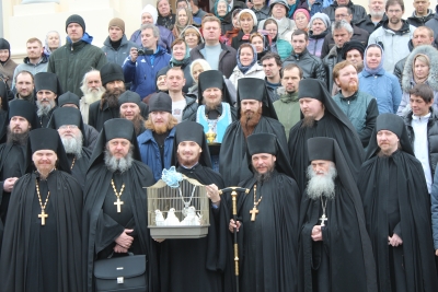 В праздник Благовещения в Свято-Николаевском монастыре выпускали на волю птиц